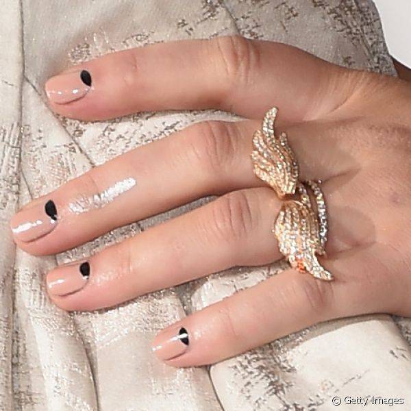 Jennifer Lawrence compareceu a um evento do novo filme da saga Jogos Vorazes com uma nail art meia lua em nude e preto
